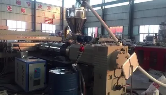 Panneau de mousse de meubles de PVC faisant la machine/extrudeuse en plastique/chaîne de production écumante de panneau de mur de feuille de Cabinet de WPC